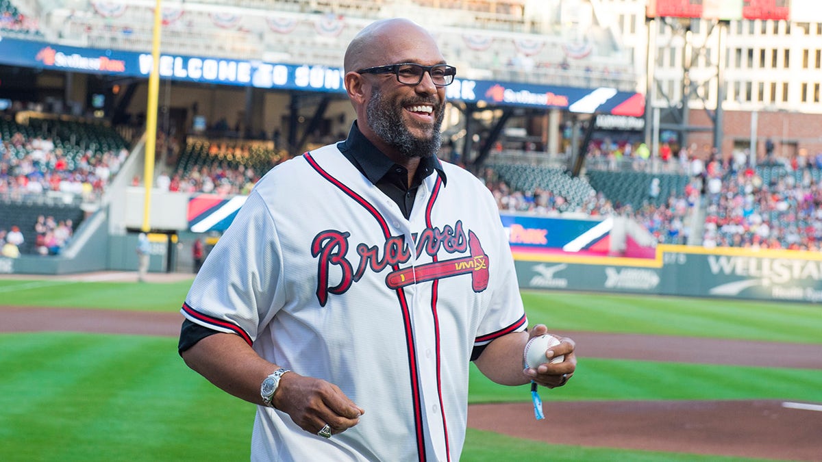 David Justice throws a pitch