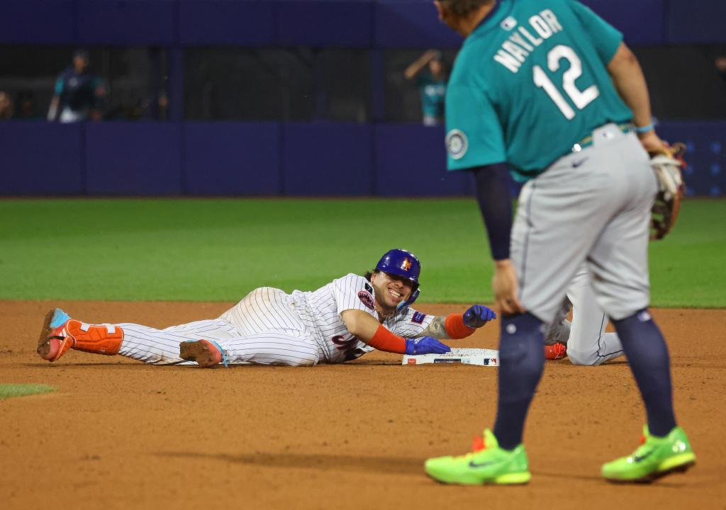 Francisco Alvarez exits Mets game early with hand injury