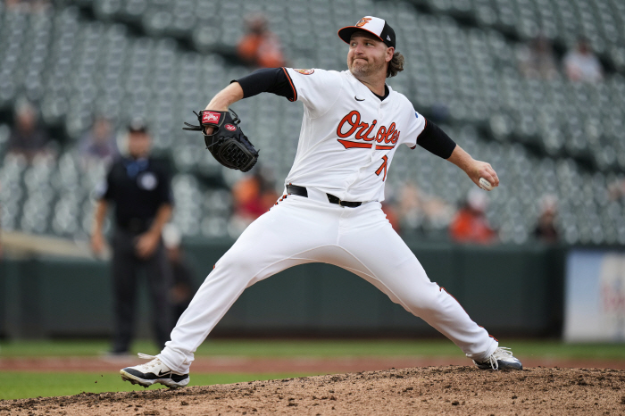 Failed to renew contract even with 13 wins → First ML start win → Added save the day after the hold. Will he succeed as a pitcher for the N.S. bullpen? 