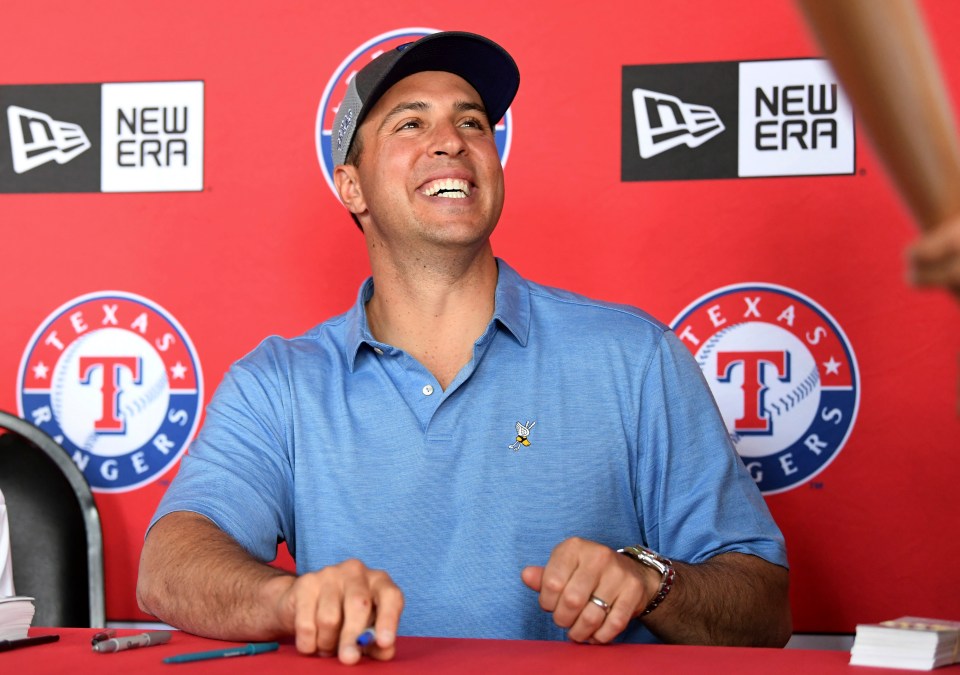 Mark Teixeira, former Texas Rangers first baseman, signing autographs.