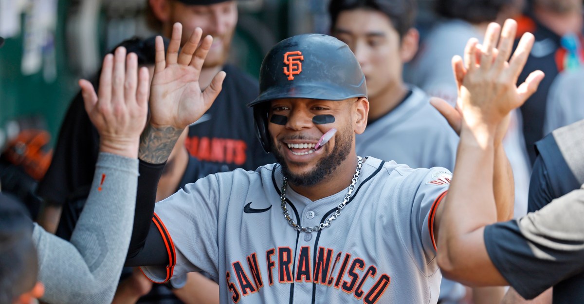 Giants beat Pirates 4-2 with late rally