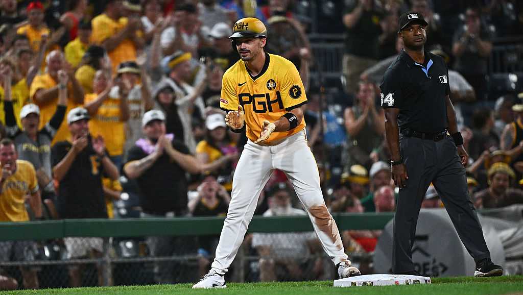 Bryan Reynolds hits 2-out, 2-run triple in 8th as Pirates rally past Reds