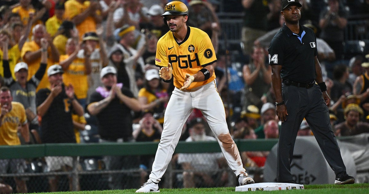 Bryan Reynolds' clutch hit in the 8th lifts Pirates to win over Reds