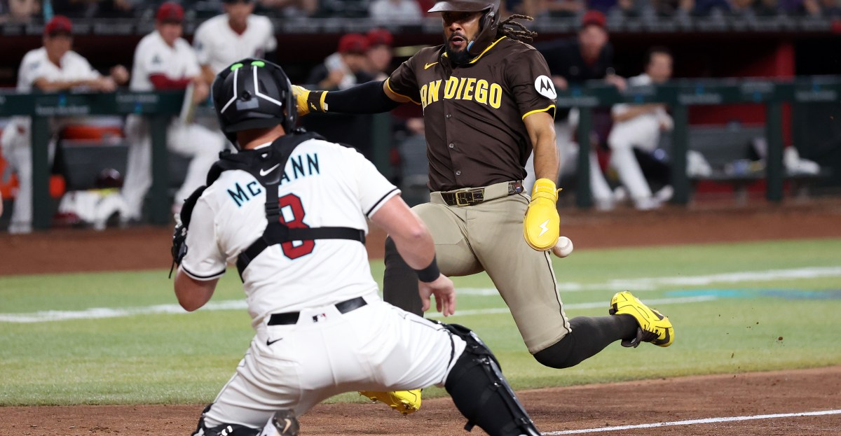 Padres pull away in extras, beat Diamondbacks