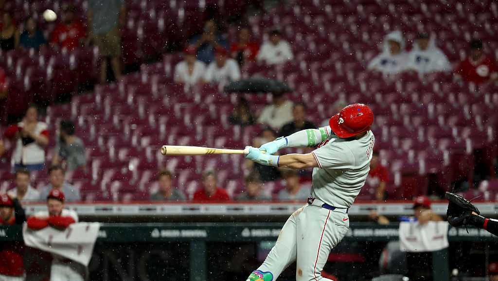 Singer works 6 shutout innings, Steer drives in 3 runs as the Reds end Phillies’ 4-game win streak