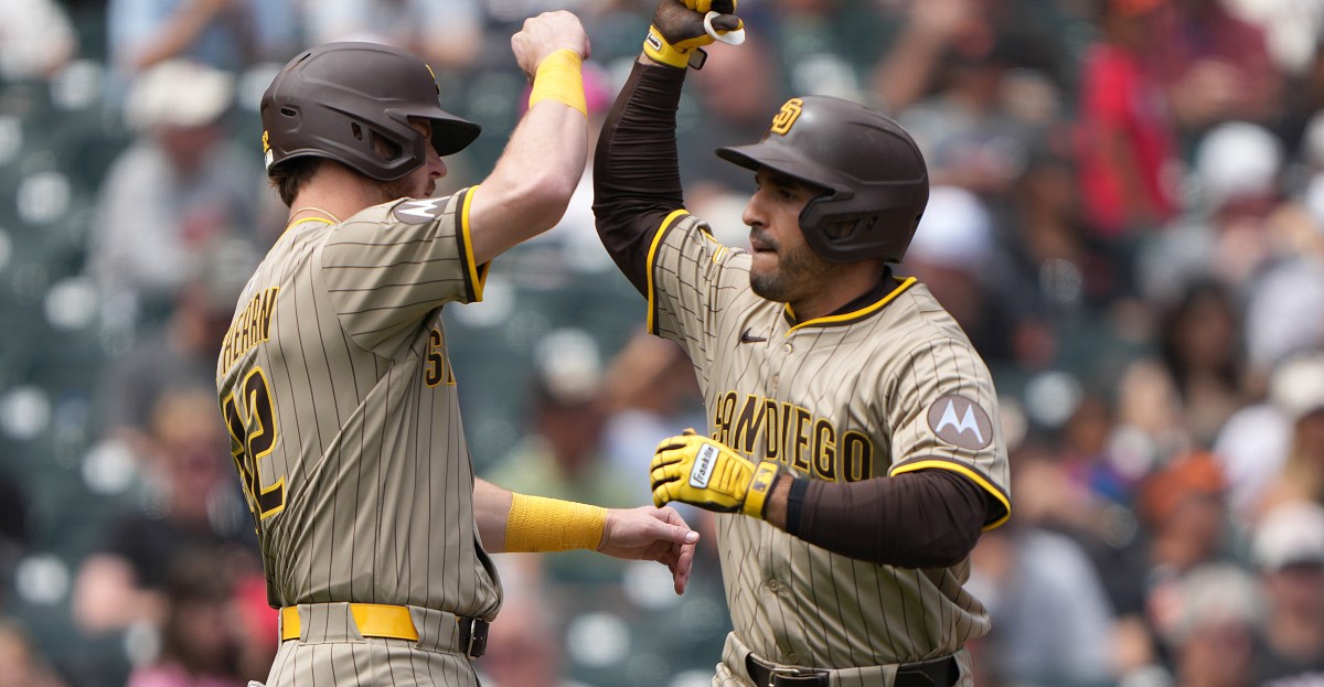 Padres clobber Giants, complete sweep