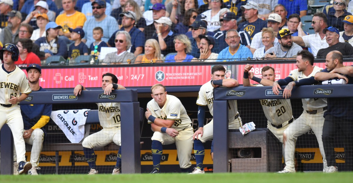 Brewers take series opener in Toronto, 7-2
