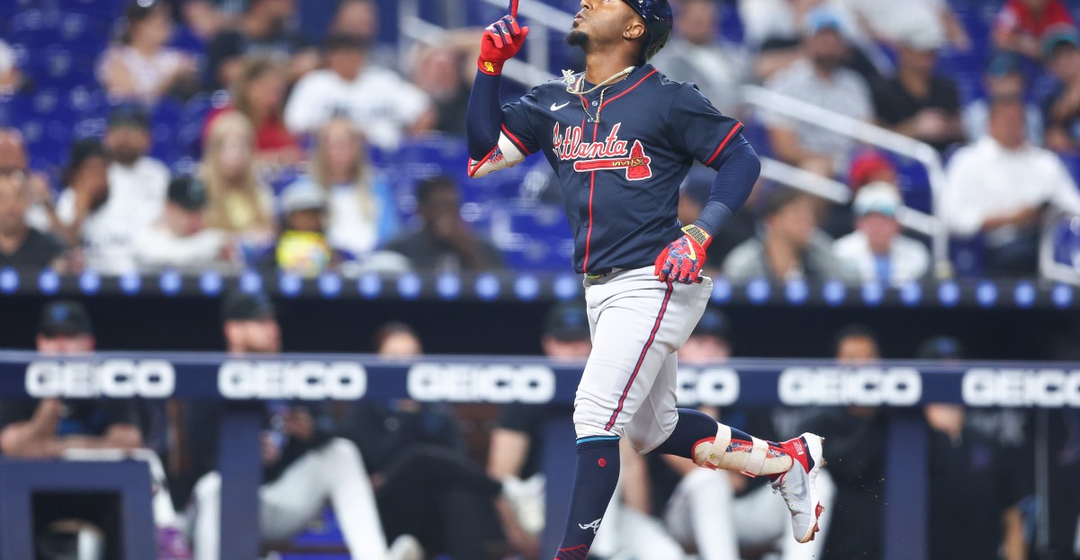 Braves rally late to blow out Marlins, 11-2