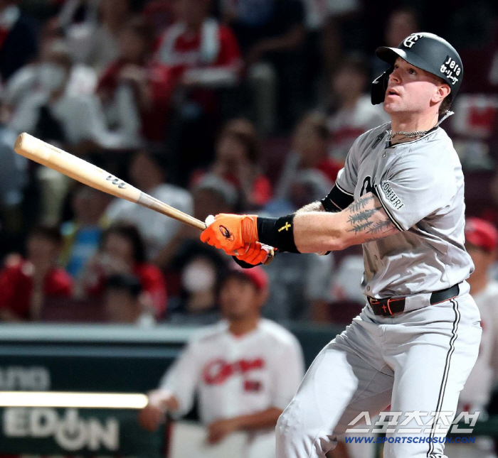 He hit a timely three-run sweep with the bases loaded so as not to look down on Japanese baseball, but the manager hit a foreign batter