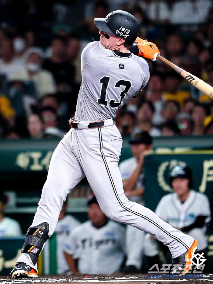 He hit a timely three-run sweep with the bases loaded so as not to look down on Japanese baseball, but the manager hit a foreign batter's walk and baserunning 