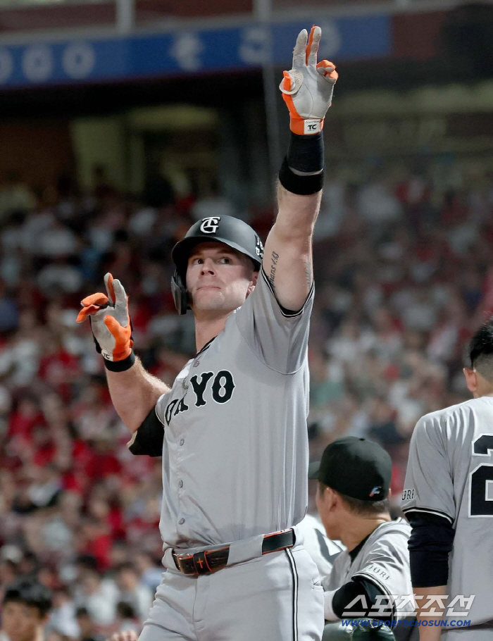 He hit a timely three-run sweep with the bases loaded so as not to look down on Japanese baseball, but the manager hit a foreign batter's walk and baserunning 