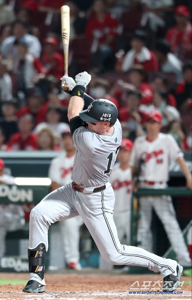 He hit a timely three-run sweep with the bases loaded so as not to look down on Japanese baseball, but the manager hit a foreign batter's walk and baserunning 
