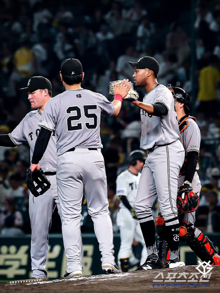 He hit a timely three-run sweep with the bases loaded so as not to look down on Japanese baseball, but the manager hit a foreign batter's walk and baserunning 