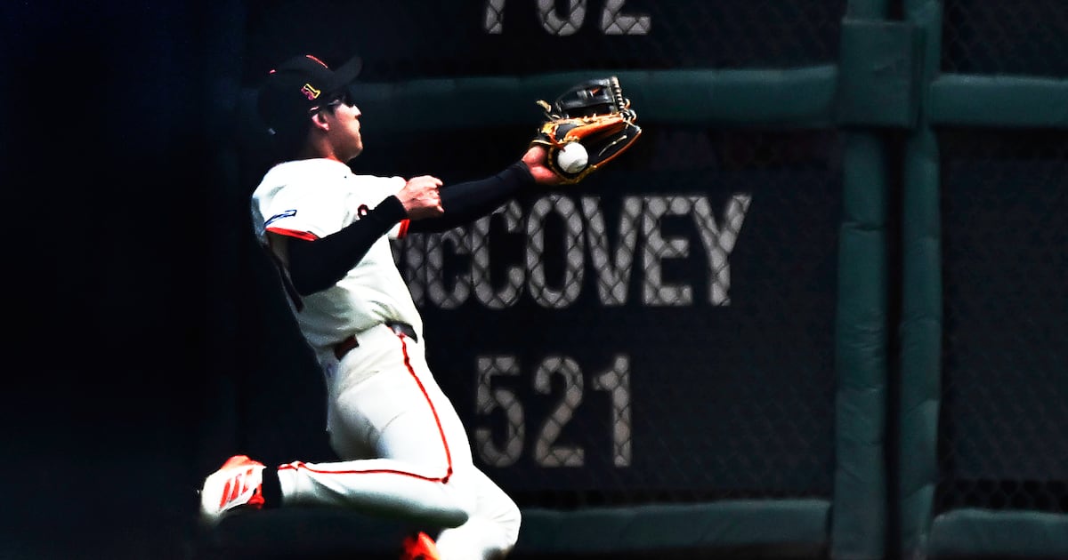 Giants' Jung Hoo Lee makes catch off glove, thigh and calf before pinning baseball between knees – WSB-TV Channel 2