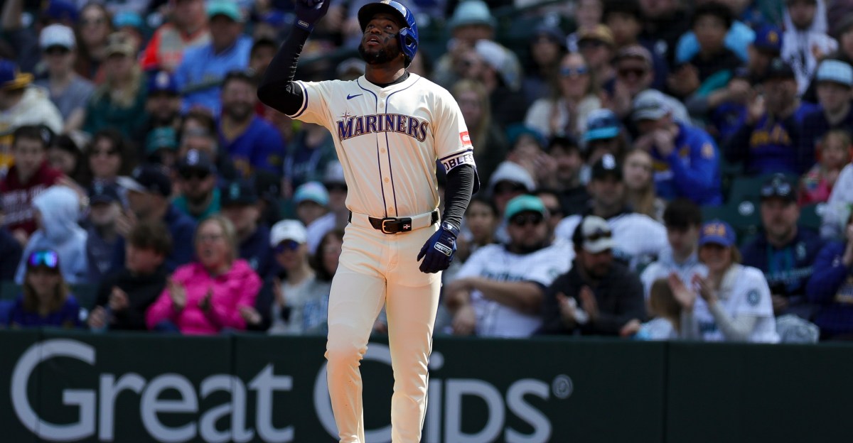 Mariners activate Víctor Robles, designate Dylan Moore for assignment