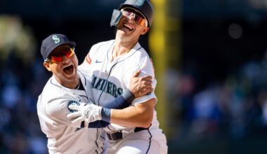 Luis Robert Jr. hits a milestone, White Sox fall to Mariners 4-3 in 11