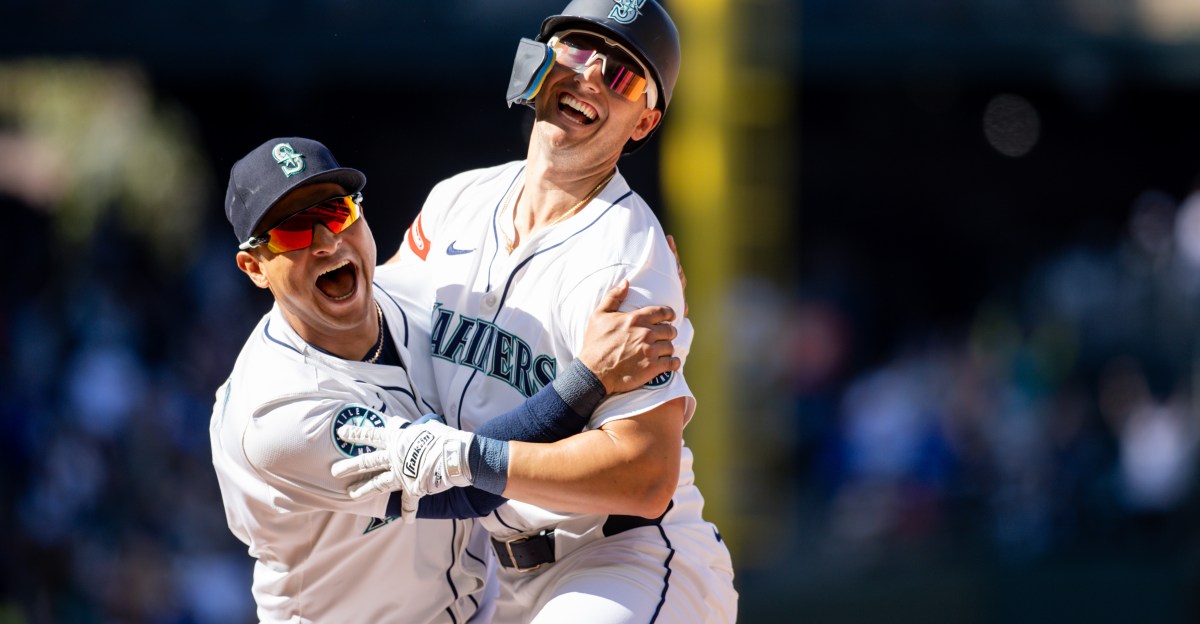 Luis Robert Jr. hits a milestone, White Sox fall to Mariners 4-3 in 11