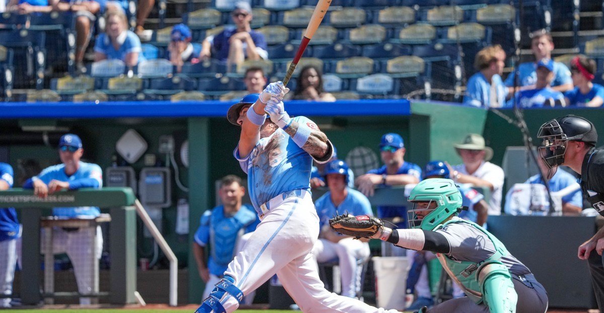 Royals storm back to sweep White Sox 6-2