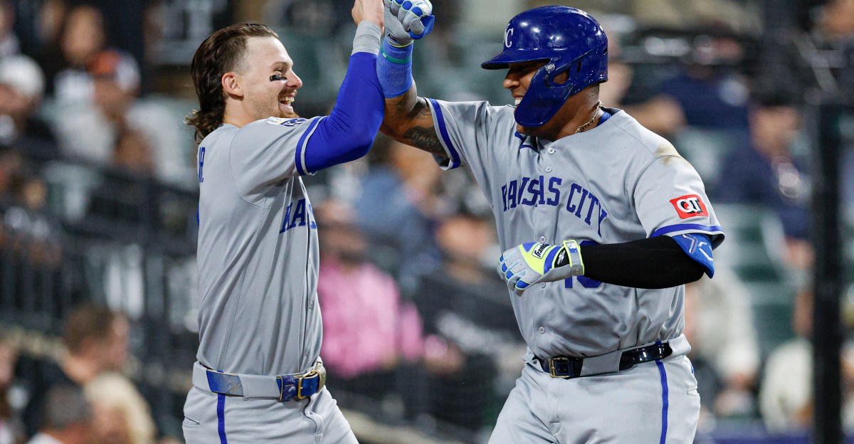 Royals bat around in fifth in huge 12-1 win over White Sox