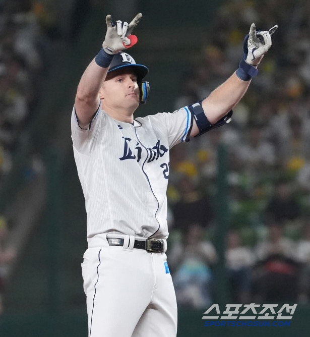 It's the end of June to ask us to play for a long time, but we signed a two-year contract for a foreign hitter, his skills and personality that caught the hearts of the manager's colleagues