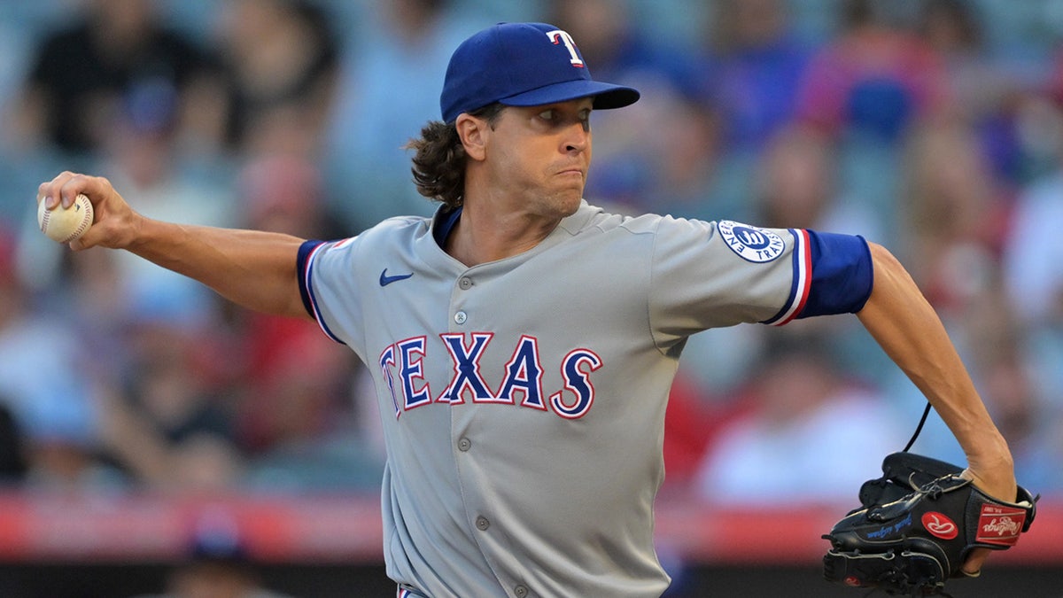 Jacob deGrom pitches