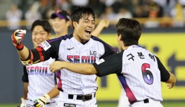 Cheon Seong-ho of the LG Twins (C) is congratulated by teammate Gu Bon-hyeok after hitting a walk-off single in the bottom of the 10th inning of a Korea Baseball Organization regular-season game against the Hanwha Eagles at Jamsil Baseball Stadium in Seoul on Aug. 8, 2025. (Image courtesy of Yonhap)