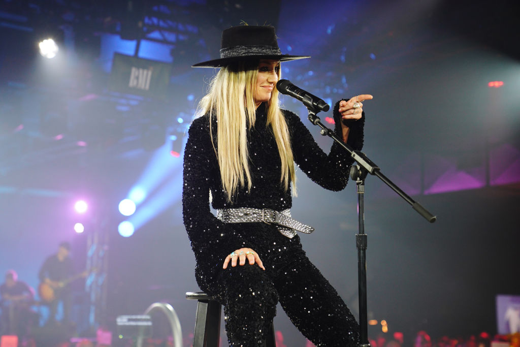 Lainey Wilson threw out the first pitch at the Colorado Rockies game