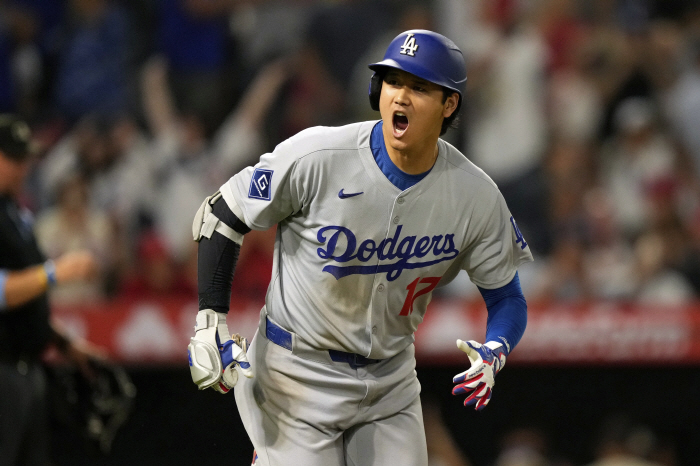 The Los Angeles Dodgers have fallen into giants Ohtani and nine dwarves. Ohtani hits 4G consecutive home runs, and the team has lost 3 consecutive games. You