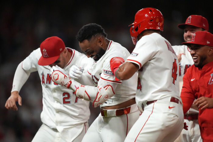 The Los Angeles Dodgers have fallen into giants Ohtani and nine dwarves. Ohtani hits 4G consecutive home runs, and the team has lost 3 consecutive games. You're going to miss the top spot on Earth