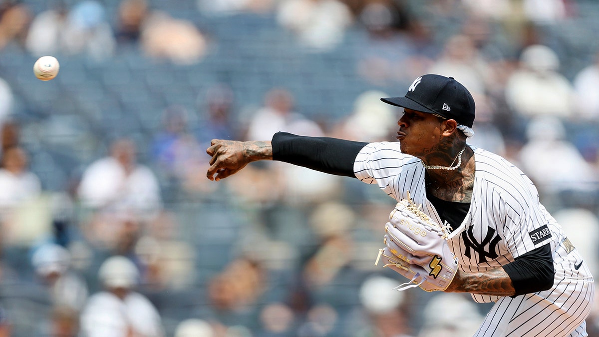 Marcus Stroman throws pitch