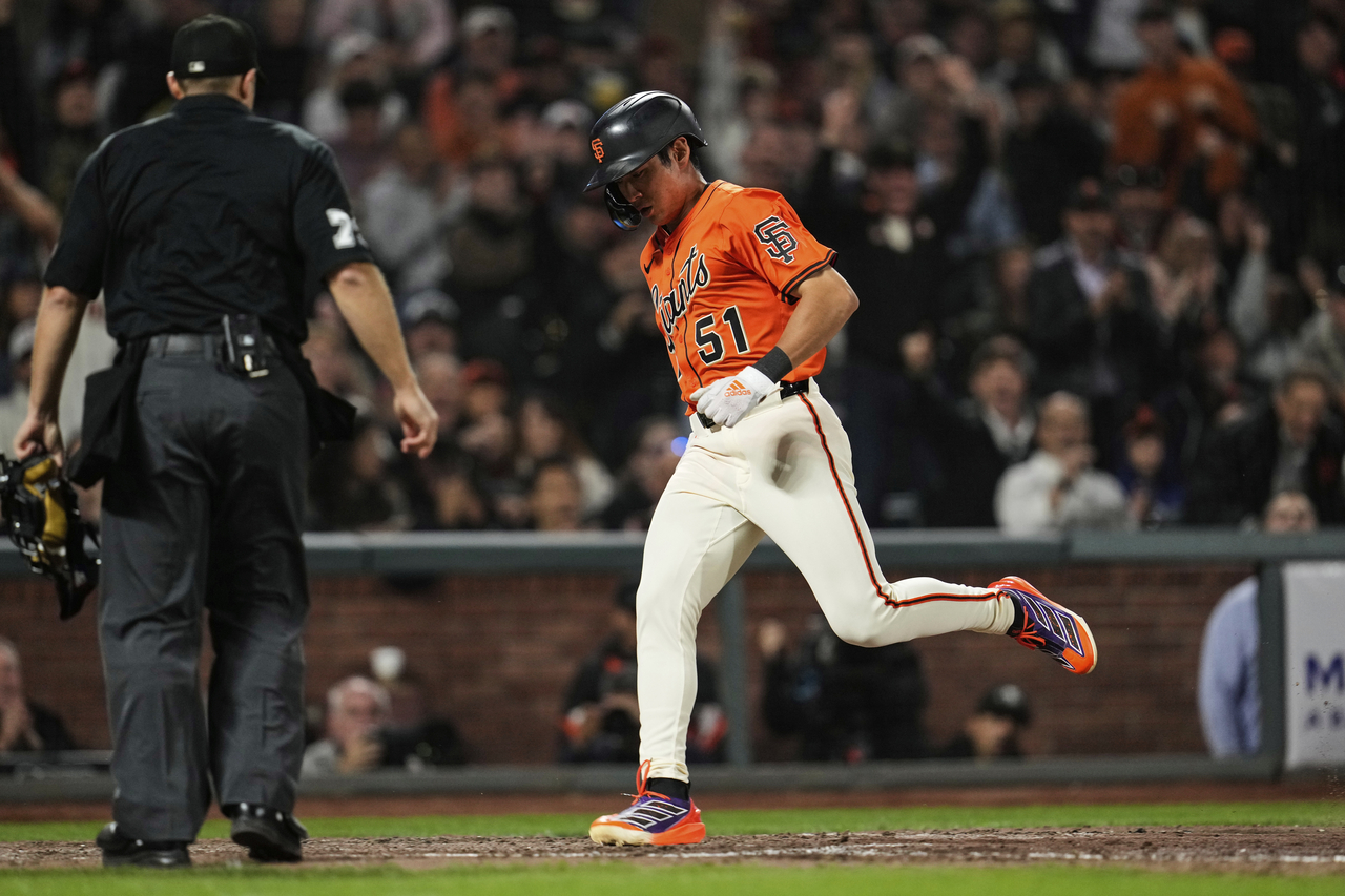San Francisco Giants' Jung Hoo Lee (51) scores against the Washington Nationals on Patrick Bailey's single during the eighth inning of a baseball game Friday, Aug. 8, 2025, in San Francisco. (AP Photo/Godofredo A. V찼squez)