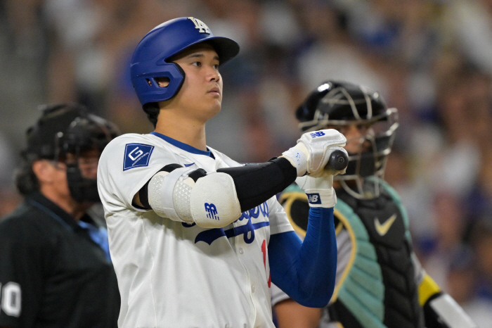 Ohtani is doing this with 50 home runs, 150 runs, 400 hits? There's only Ruth Fox, and then Schwaber will win with 60 home runs and 140 RBIs