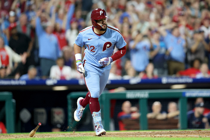 Ohtani is doing this with 50 home runs, 150 runs, 400 hits? There's only Ruth Fox, and then Schwaber will win with 60 home runs and 140 RBIs