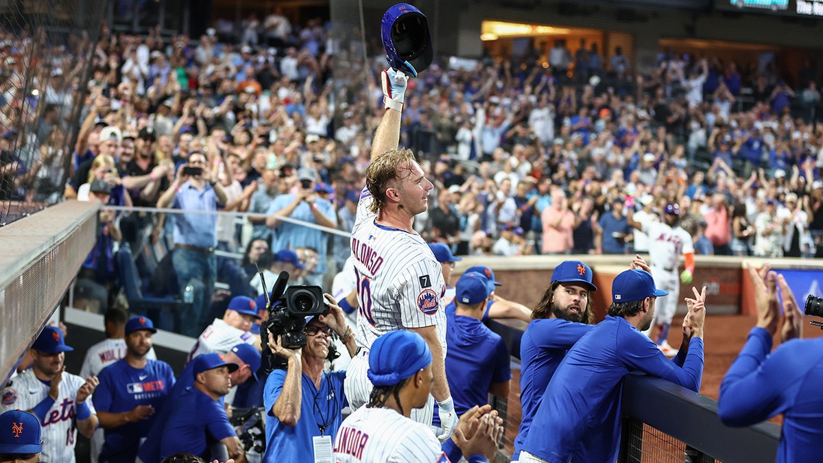 Pete Alonso salutes crowd at Citi Field
