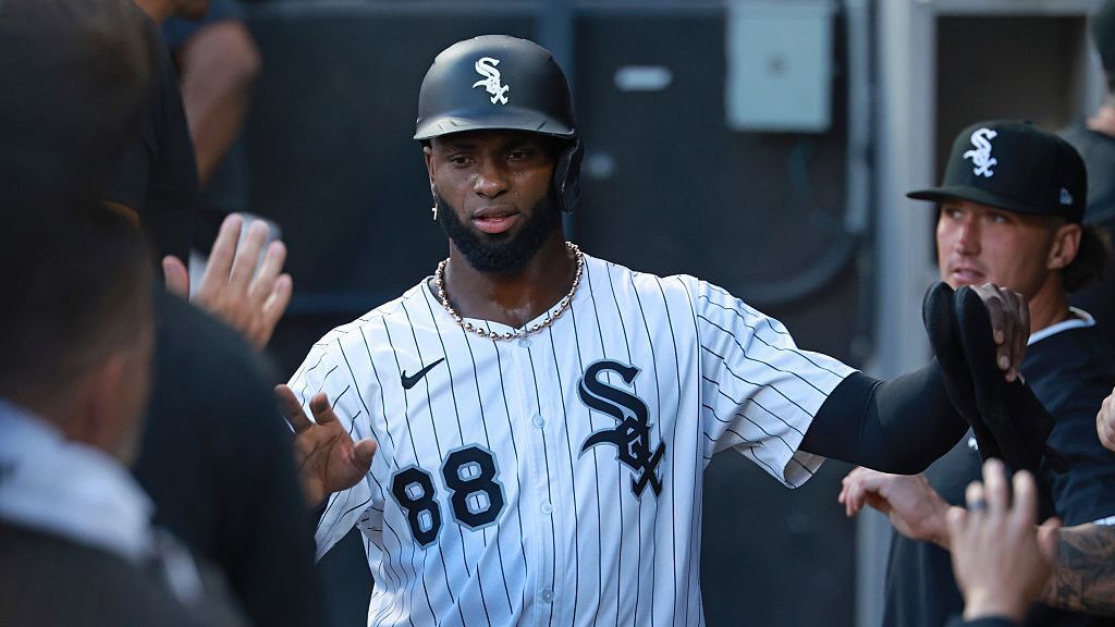 White Sox CF Luis Robert Jr. leaves game with Royals