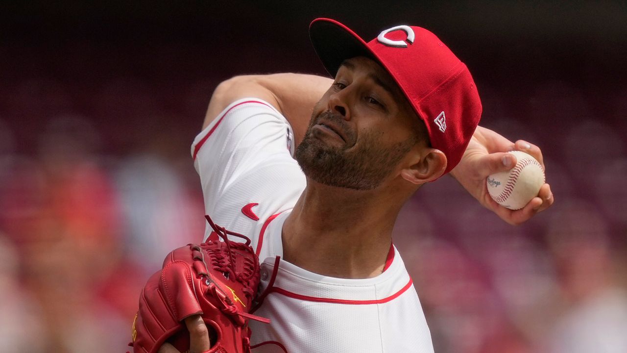 Cincinnati Reds pitcher Nick Martinez throws in the first inning of a baseball game against the San Francisco Giants, Sunday, March 30, 2025, in Cincinnati. (AP Photo/Carolyn Kaster)