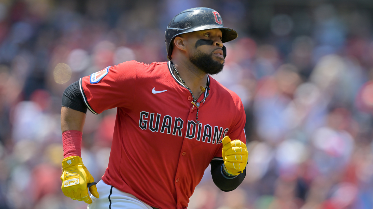 Cubs pick up Carlos Santana: Chicago reportedly signing MLB veteran with focus on top wild card spot