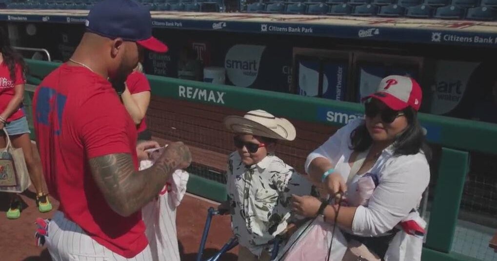 Philadelphia Phillies' Edmundo Sosa surprises cerebral palsy patient from Panama before game
