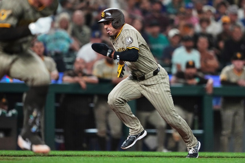 Padres lose big lead, hold onto small one to even series with Mariners