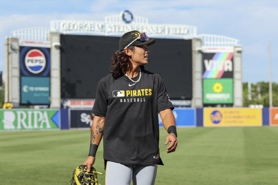 Three hits in a game are no use. Batting out the Pittsburgh Pirates manager Bae Ji-hwan is going crazy at bat. He has a batting average of 0.444 in the last four games, his fifth in the season, and his triple in one game