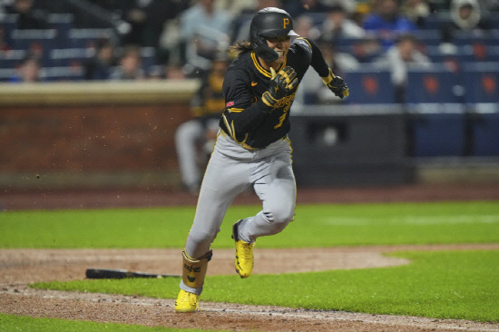 Three hits in a game are no use. Batting out the Pittsburgh Pirates manager Bae Ji-hwan is going crazy at bat. He has a batting average of 0.444 in the last four games, his fifth in the season, and his triple in one game