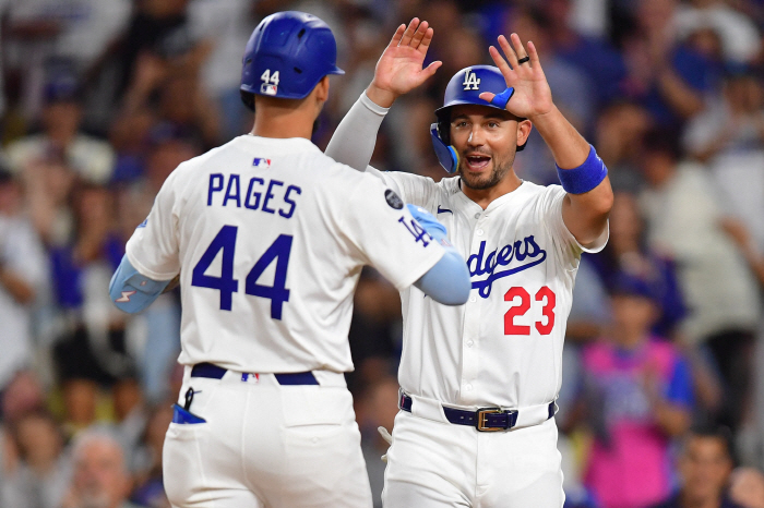 The time limit of 7 innings, 10K scoreless  Pahes 2 home runs and 4 RBIs, and LAD's lone lead, the first pitch of the BTS V, was a buzz