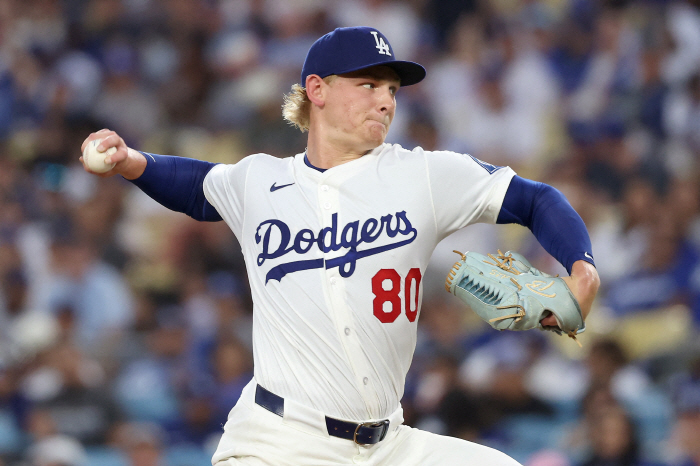 The time limit of 7 innings, 10K scoreless  Pahes 2 home runs and 4 RBIs, and LAD's lone lead, the first pitch of the BTS V, was a buzz