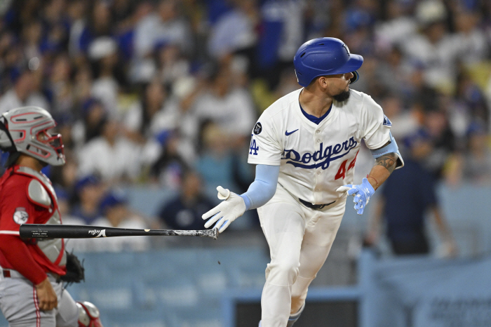 The time limit of 7 innings, 10K scoreless  Pahes 2 home runs and 4 RBIs, and LAD's lone lead, the first pitch of the BTS V, was a buzz