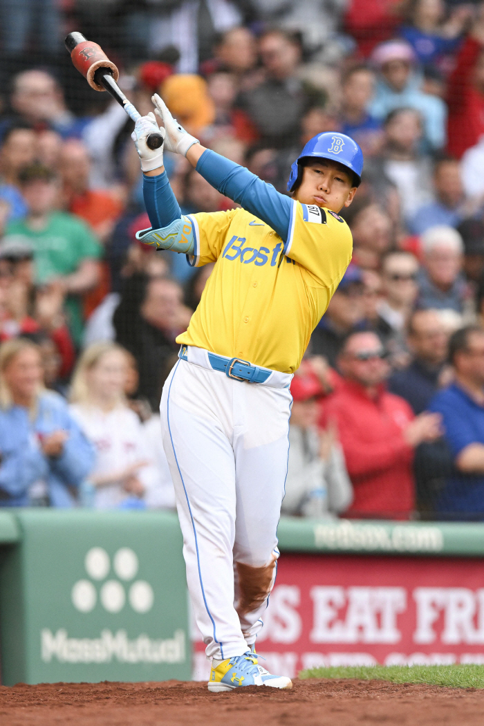 To make matters worse during rehabilitation, there are no outfield or designated hitters, and Japan's highest hitter (Min Chang-ki's Japanese baseball) with an annual salary of 18 million