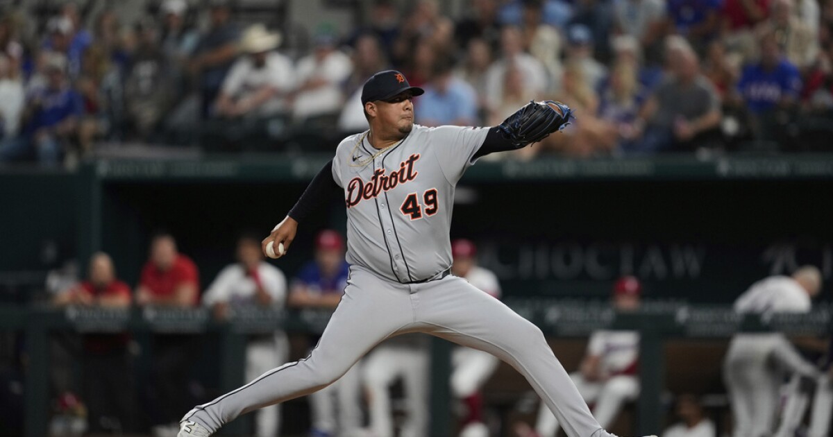 Guardians acquire RHP Carlos Hernández from Tigers