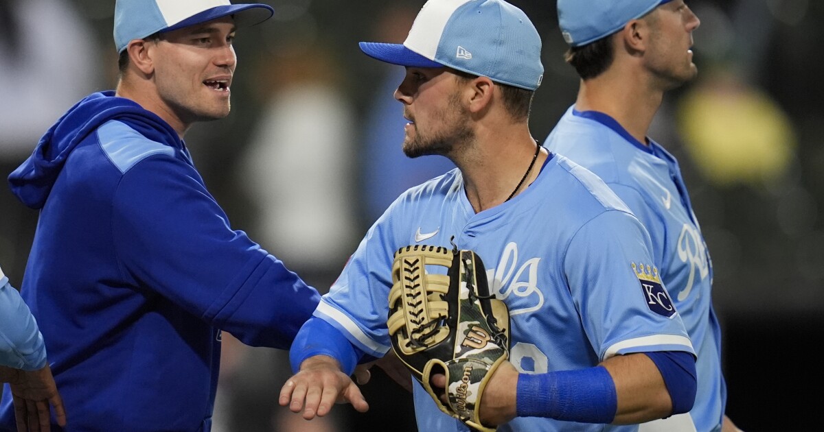 Royals come back in final two innings to down White Sox