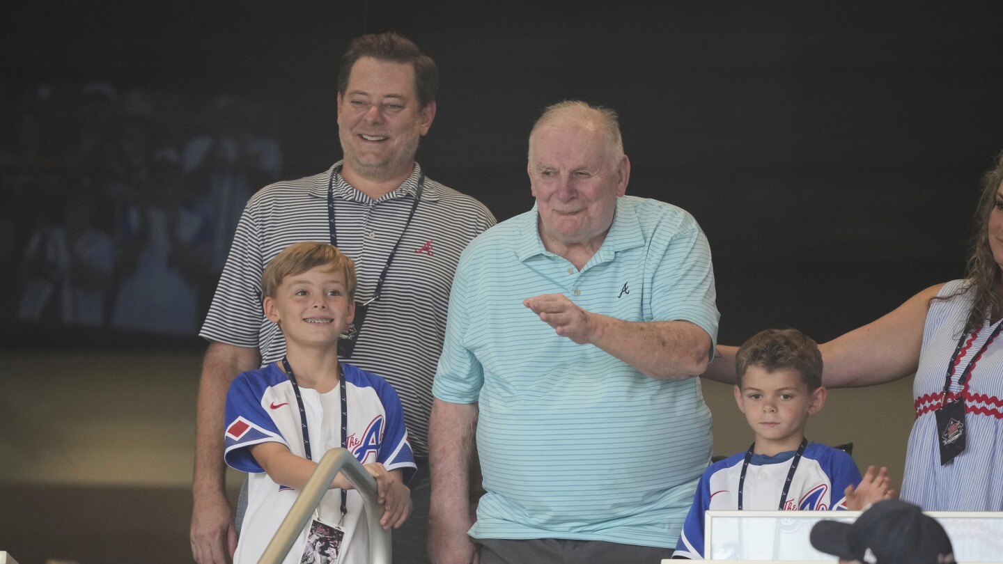 Atlanta Braves honor 1995 World Series champions with Bobby Cox leading the parade
