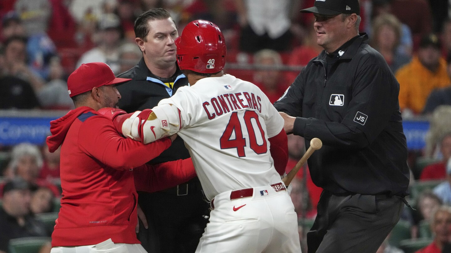 Cardinals' Willson Contreras ejected, throws bat and hits coach in win over Pirates