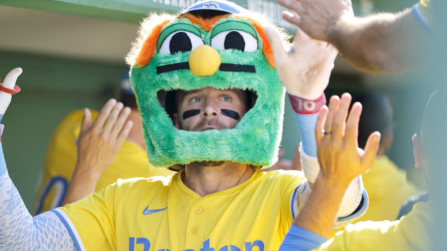 Romy Gonzalez hits a first-inning homer and Red Sox go on to beat Astros 7-3